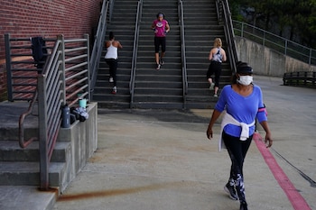 Personas haciendo ejercicio en Smyrna,