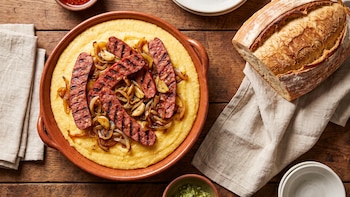 Receta de polenta con salchicha parrillera, rápida y fácil