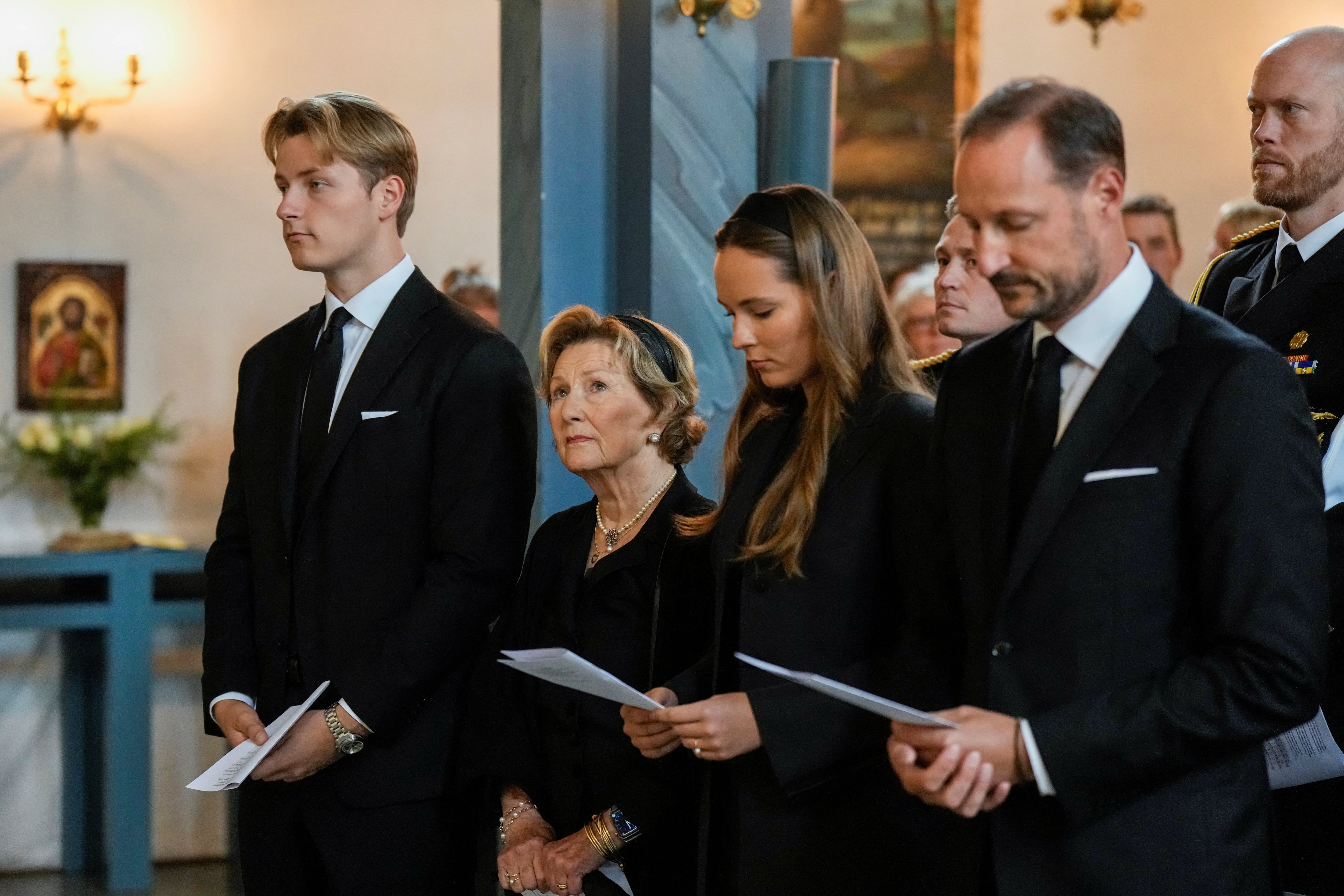 El rey Haakon de Noruega, la princesa Ingrid Alexandra, la reina Sonja y el príncipe Sverre Magnus asisten al funeral del difunto rey Harald en la iglesia de Asker, en Asker, Noruega, el 30 de agosto de 2026. (NTB/Cornelius Poppe vía REUTERS)