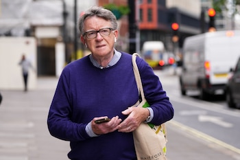 Peter Mandelson, el exembajador del Reino Unido en EEUU, pasa frente al Ministerio de Salud en Londres (AP)