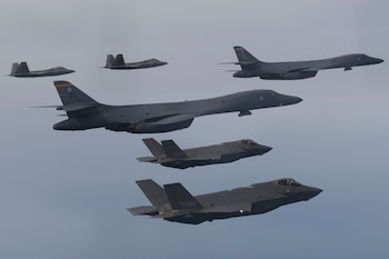 Las tropas de Estados Unidos y Corea del Sur llevaron a cabo este miércoles ejercicios aéreos conjuntos sobre aguas del mar Amarillo, ubicado entre la península de Corea y China, para hacer frente a las amenazas del líder norcoreano. (AP)