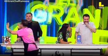 José Peláez sufre aparatosa caída en ‘El Gran Chef Famosos’ y sus compañeros le preguntan. (Captura: El Gran Chef Famosos)