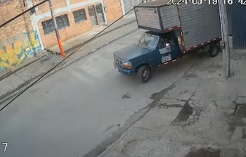 El momento en que el camión tipo furgón llegó a cargar toda la maquinaria y herramienta hurtada - crédito CityTV
