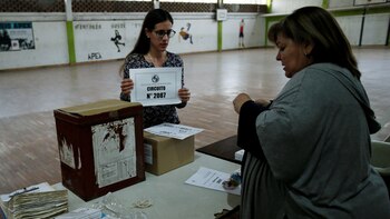 Una mujer vota en Montevideo