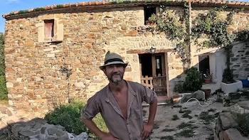 Alain lleva años restaurando una masía abandonada en Cataluña y ahora busca gente para repoblar la zona: “Viene gente de todo el mundo”