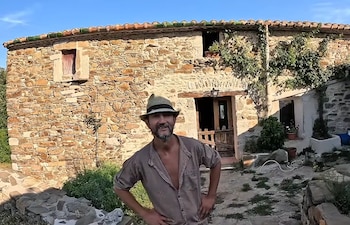 Alain, tras sufrir un cáncer, se replanteó toda su vida y ahora ha convertido una casa de más de 300 años, en ruinas, sin luz ni gas, en un hogar autosuficiente. (Arnau Serrado/YouTube)