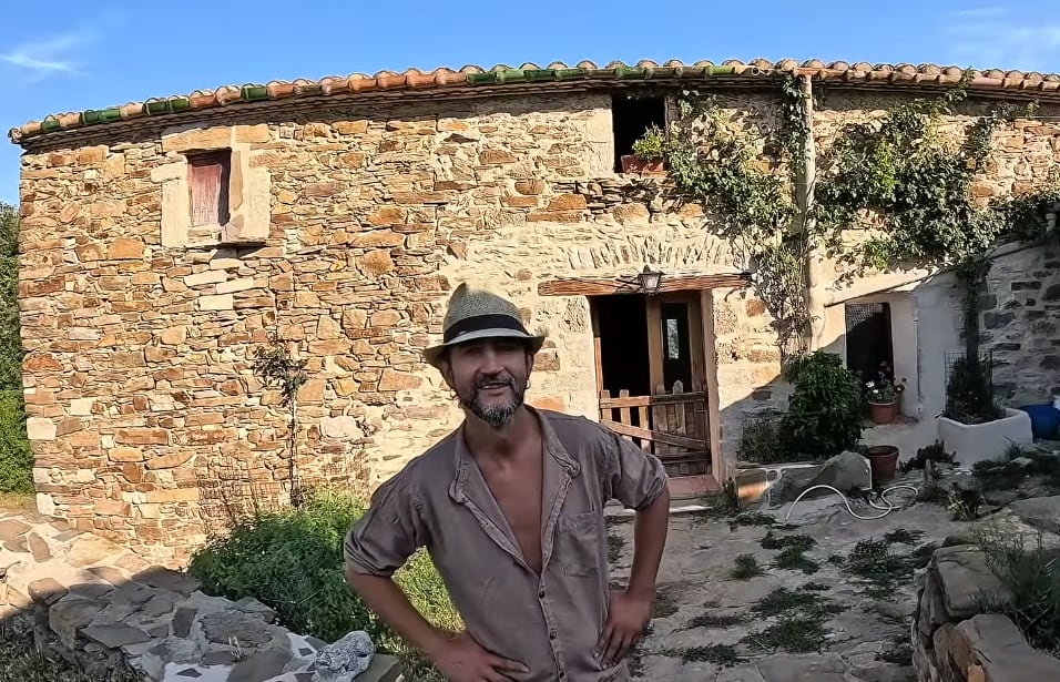 Alain lleva años restaurando una masía abandonada en Cataluña y ahora busca gente para repoblar la zona: “Viene gente de todo el mundo”