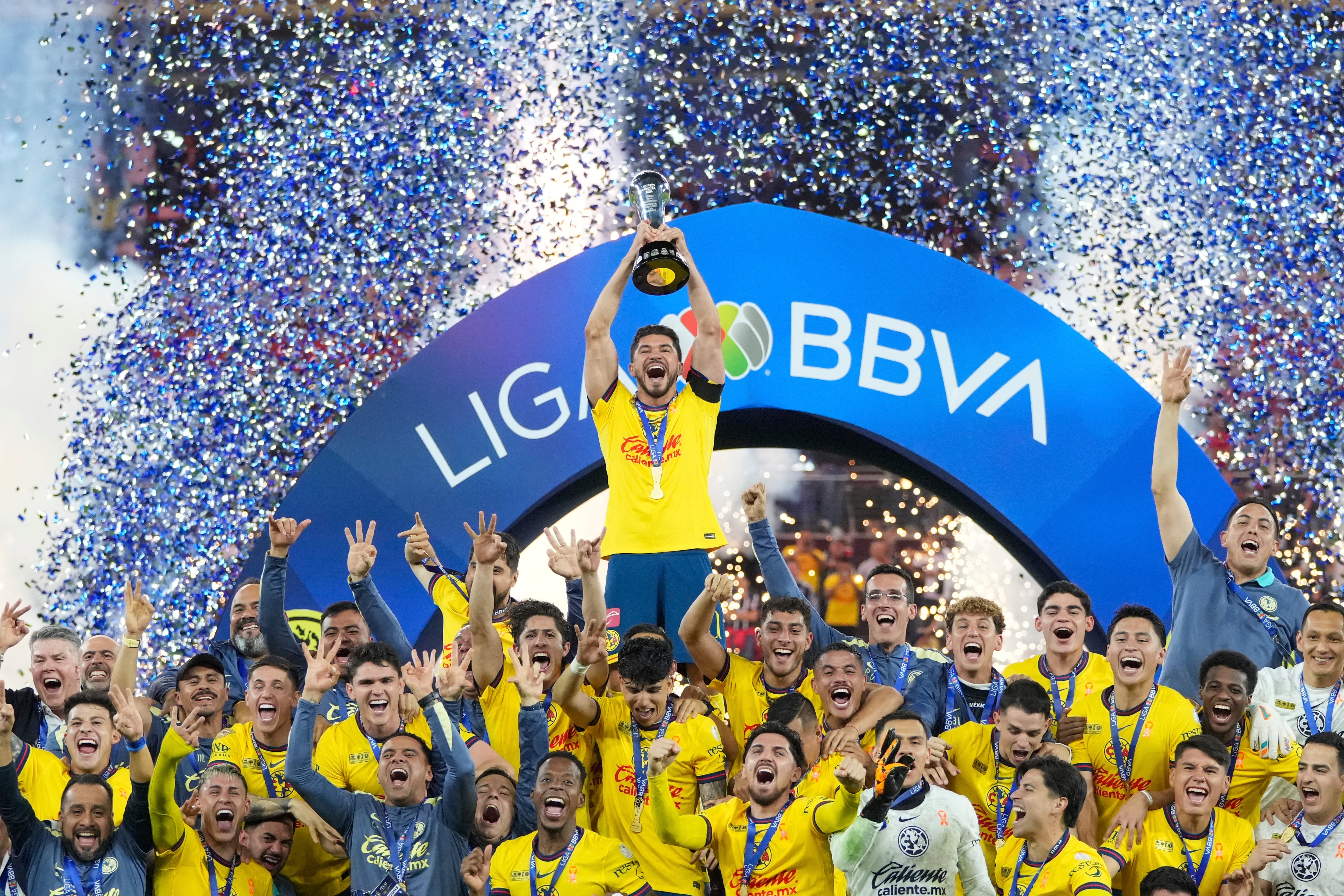 El delantero del América Henry Martín alza el trofeo de campeón de la Liga MX tras vencer al Monterrey en la final, el domingo 15 de diciembre de 2024, en Monterrey. (AP Foto/Eduardo Verdugo)
