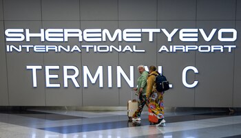 Los pasajeros caminan por el interior de la Terminal C del aeropuerto internacional de Sheremetyevo. (REUTERS/Maxim Shemetov/archivo)