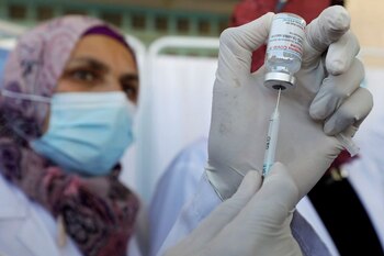 Una sanitaria palestina prepara una