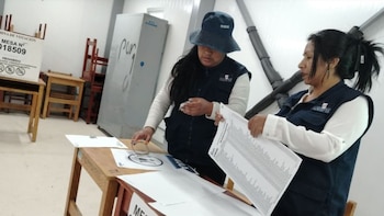Los locales de votación abrirán desde las 7 a. m. y la jornada culminará a las 5 p. m., aunque quienes permanezcan dentro del recinto antes del cierre podrán ejercer su derecho al voto - Créditos: ONPE/Andina.