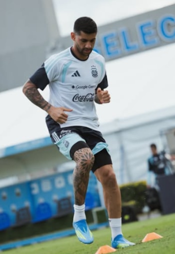 El Cuti Romeri tiene tatuados su brazo y pierna derechas