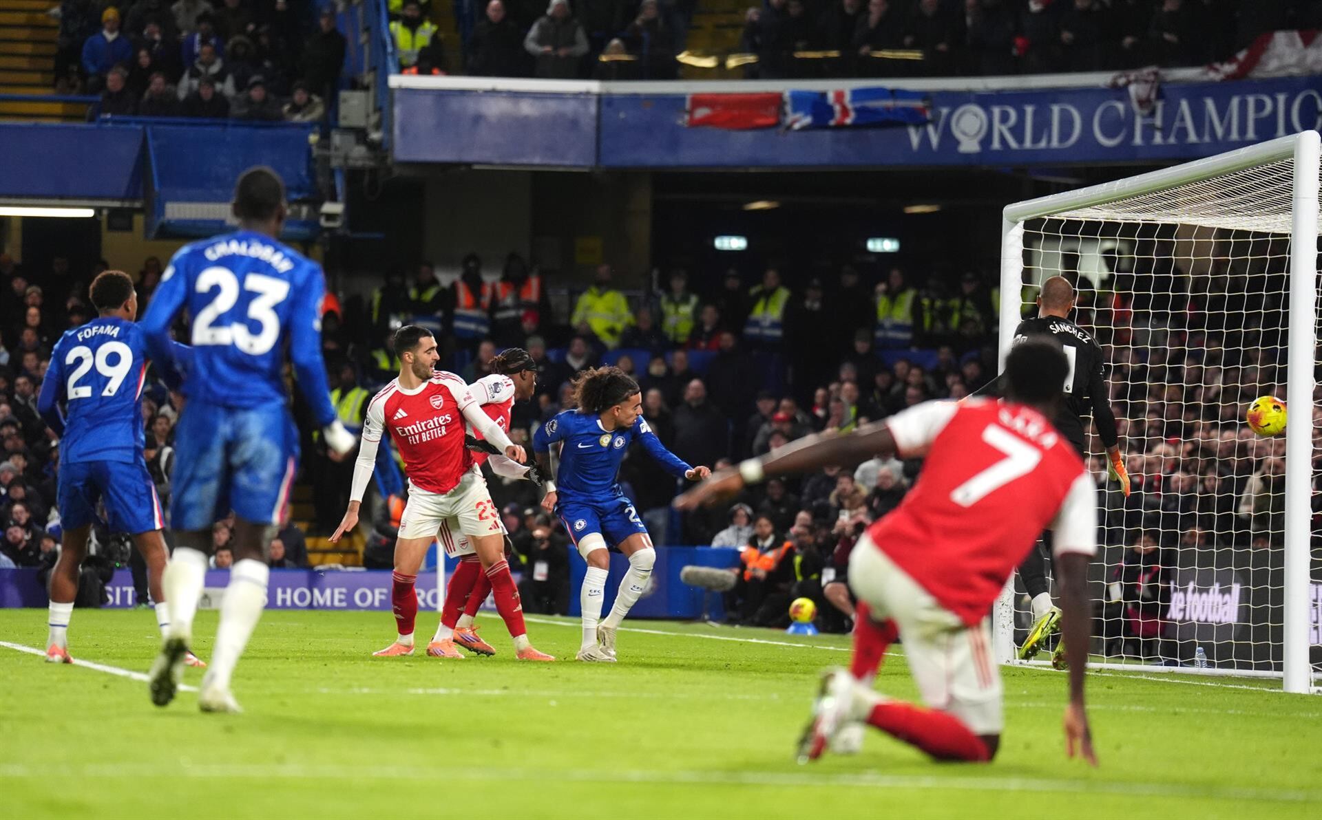 (Crónica) Merino mantiene al Arsenal con la cabeza alta contra un duro Chelsea