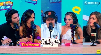 Cinco personas con auriculares y micrófonos en un estudio de televisión. Se aprecian logotipos de programas, un teléfono, gafas de sol y una figura coleccionable