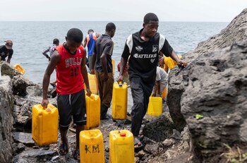 Civiles sacan agua del lago