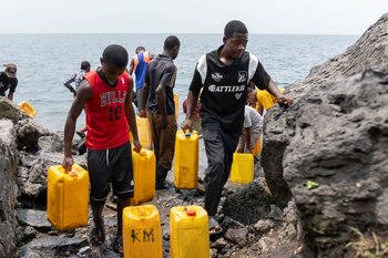Civiles sacan agua del lago