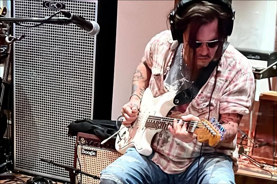 Johnny Deep, en su faceta como músico, tocando la guitarra