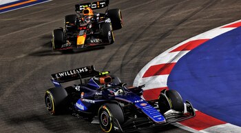 Franco Colapinto delante de Sergio