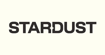 Logotipo de la empresa Stardust en letras mayúsculas de color gris oscuro sobre un fondo beige claro