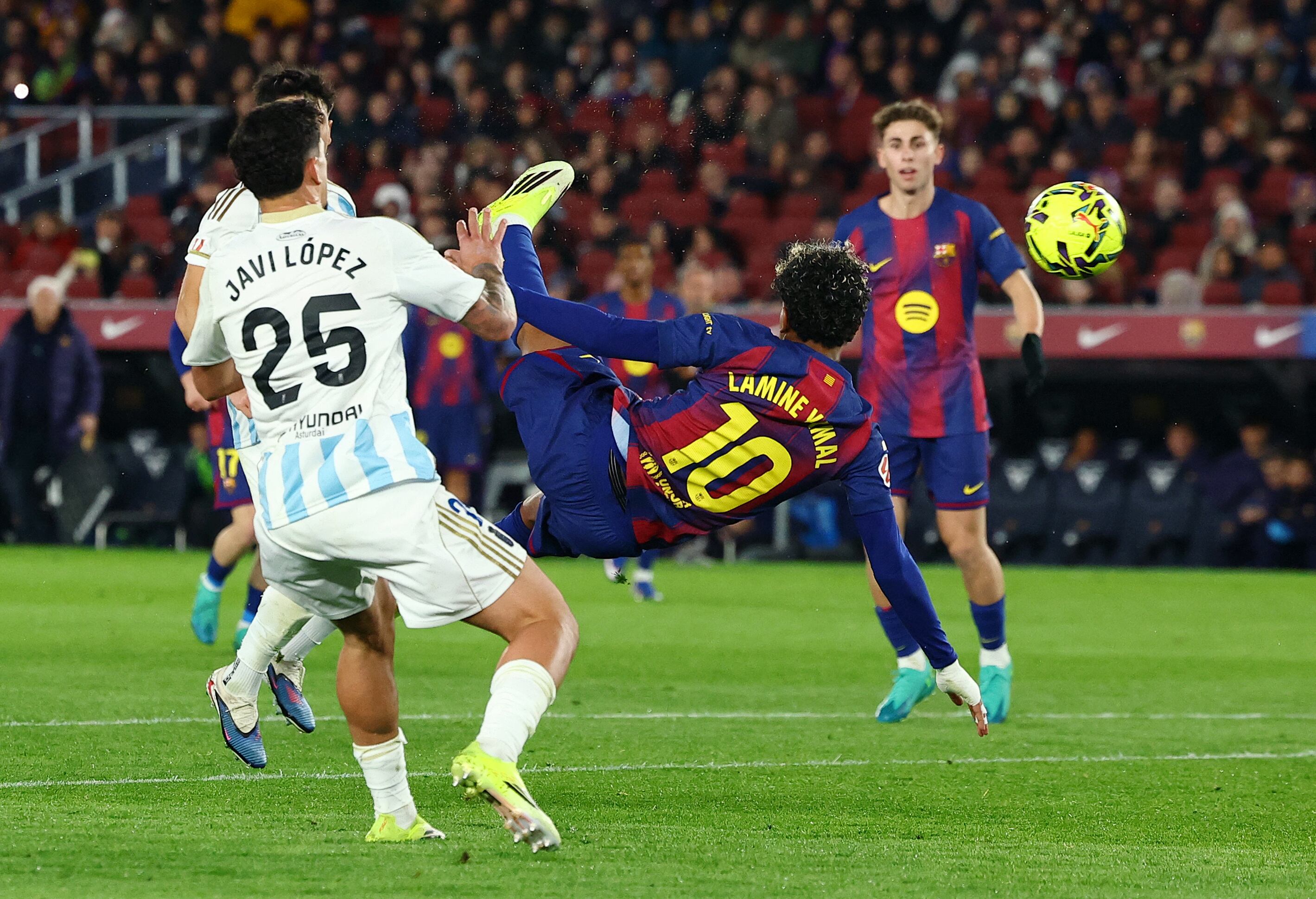 La impressionant acrobàcia de Lamine Yamal per convertir un golàs en la victòria del Barcelona sobre el Real Oviedo.