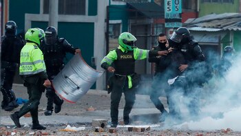 Policías detenidos por irregularidades durante