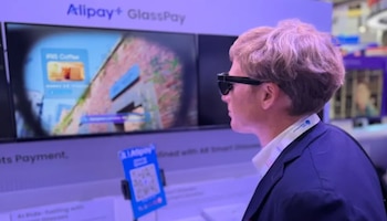 Usando la iris del ojo,