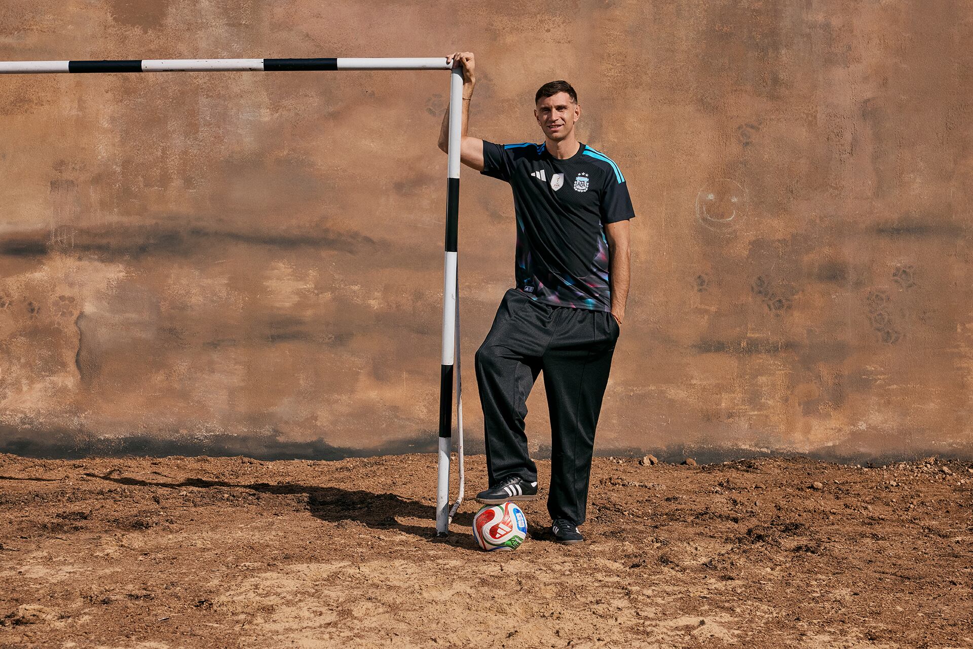 El Dibu Martínez lució una camisea alternativa de color negro