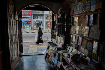 Una mujer cachemir pasa frente