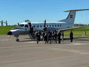 La delegación del Vaticano, preparando la visita del Papa, en el aeropuerto de Paysandú (@iglesiauy)