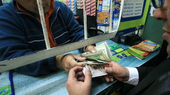 ¿Dónde cambiar dólares y cómo saber qué tipo de cambio conviene?
