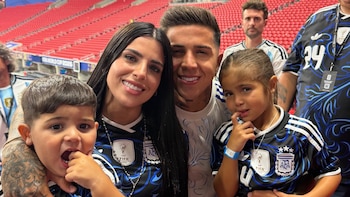 Valentina Cervantes y sus hijos acompañaron a Enzo Fernández en su debut en el Manchester City