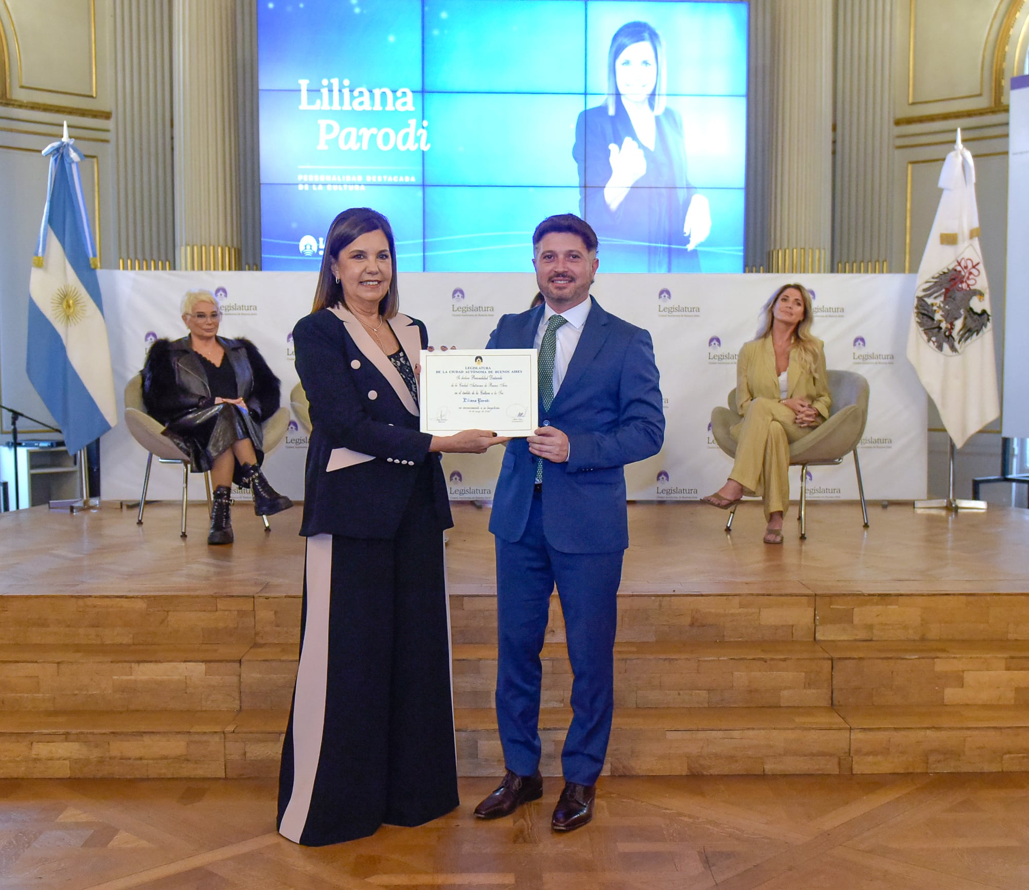 Liliana Parodi al recibir el diploma en el Salón Dorado del Palacio Legislativo, junto al legislador Sergio Siciliano, quien firmó el proyecto de declaración (Gustavo Gavotti)