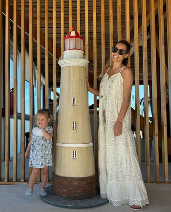 Pampita luce junto a su