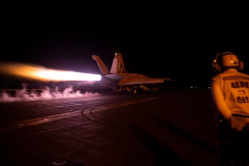 EEUU utilizó sus avanzados aviones de combate para atacar objetivos en Irán (U.S. Navy/Mass Communication Specialist 3rd Class Janae Chambers/Handout via REUTERS)