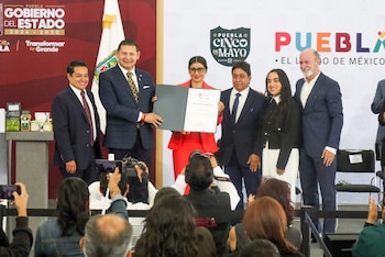 El gobernador Alejandro Armenta reconoció el desempeño de la boxeadora durante su paso por el Gobierno estatal. (X/ @DeporteGobPue)