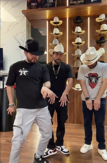 César Gastélum y sus amigos portando sombreros. (TikTok: César Gastélum)
