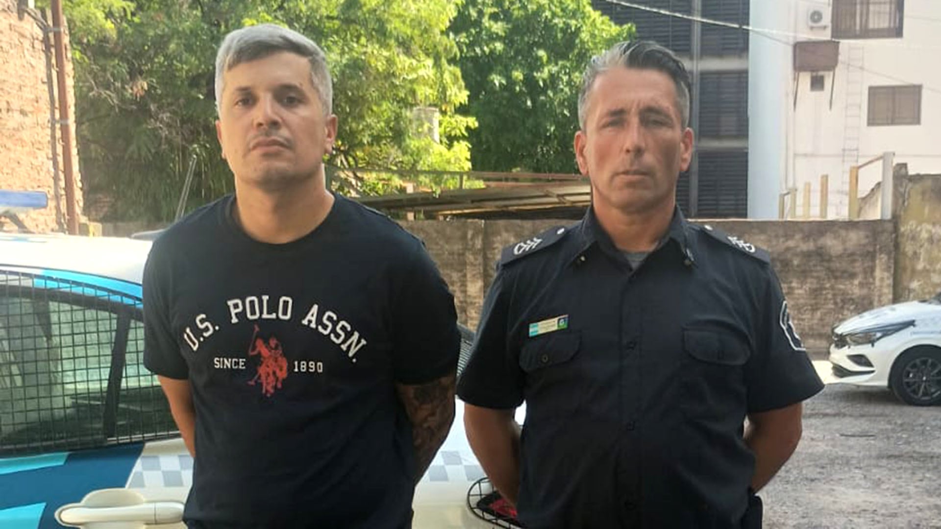 Un policía de la Ciudad, detenido por balear a un delincuente en un intento de asalto, aparece junto a otro agente policial.