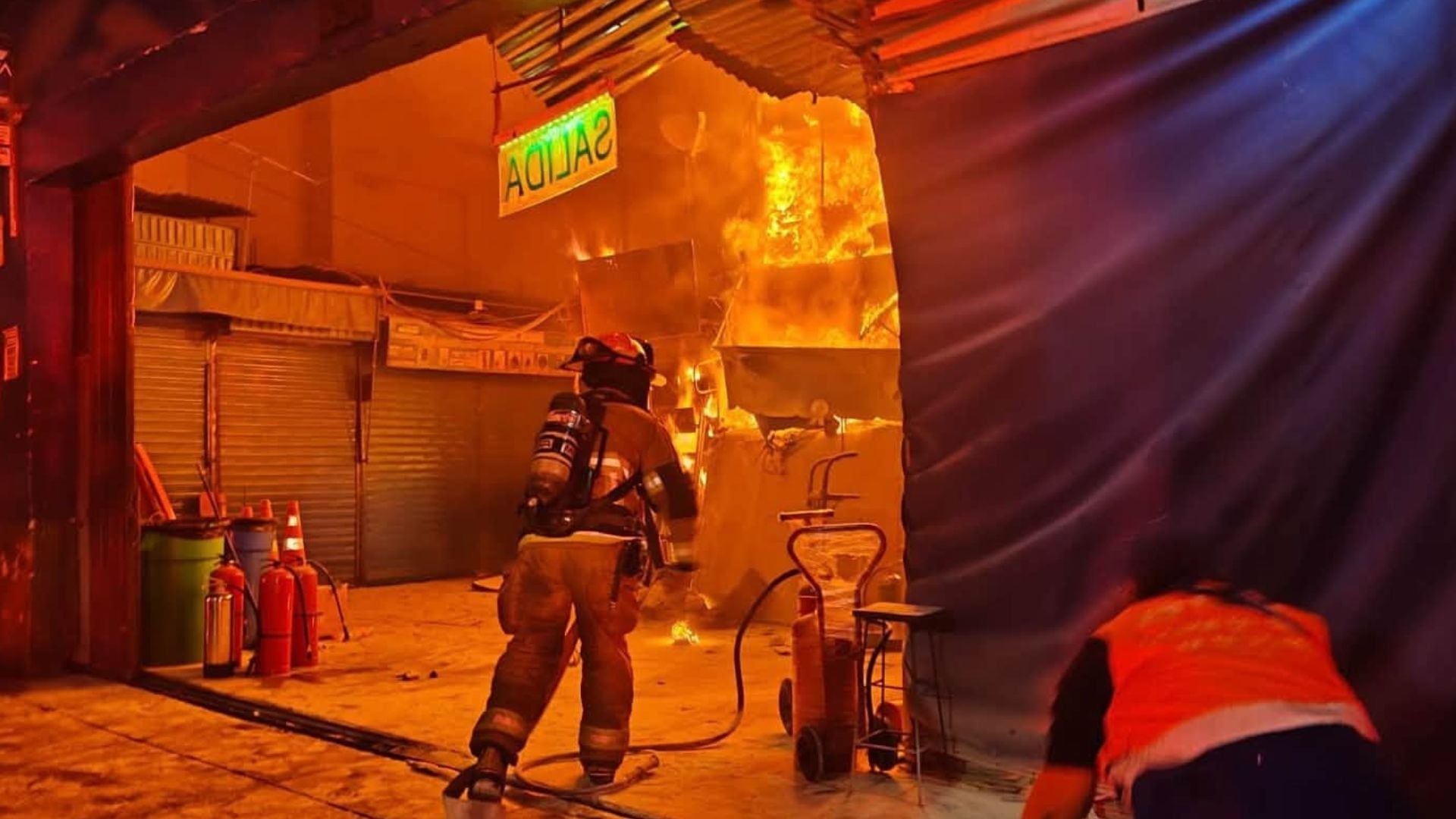 Incendio en Mesa Redonda afecta dos puestos comerciales y una posible descarga eléctrica es investigada como causa del siniestro