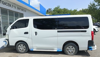 El minibús marca Nissan utilizado por los sospechosos quedó bajo el control del Ministerio Público (Cortesía Policía de República Dominicana).