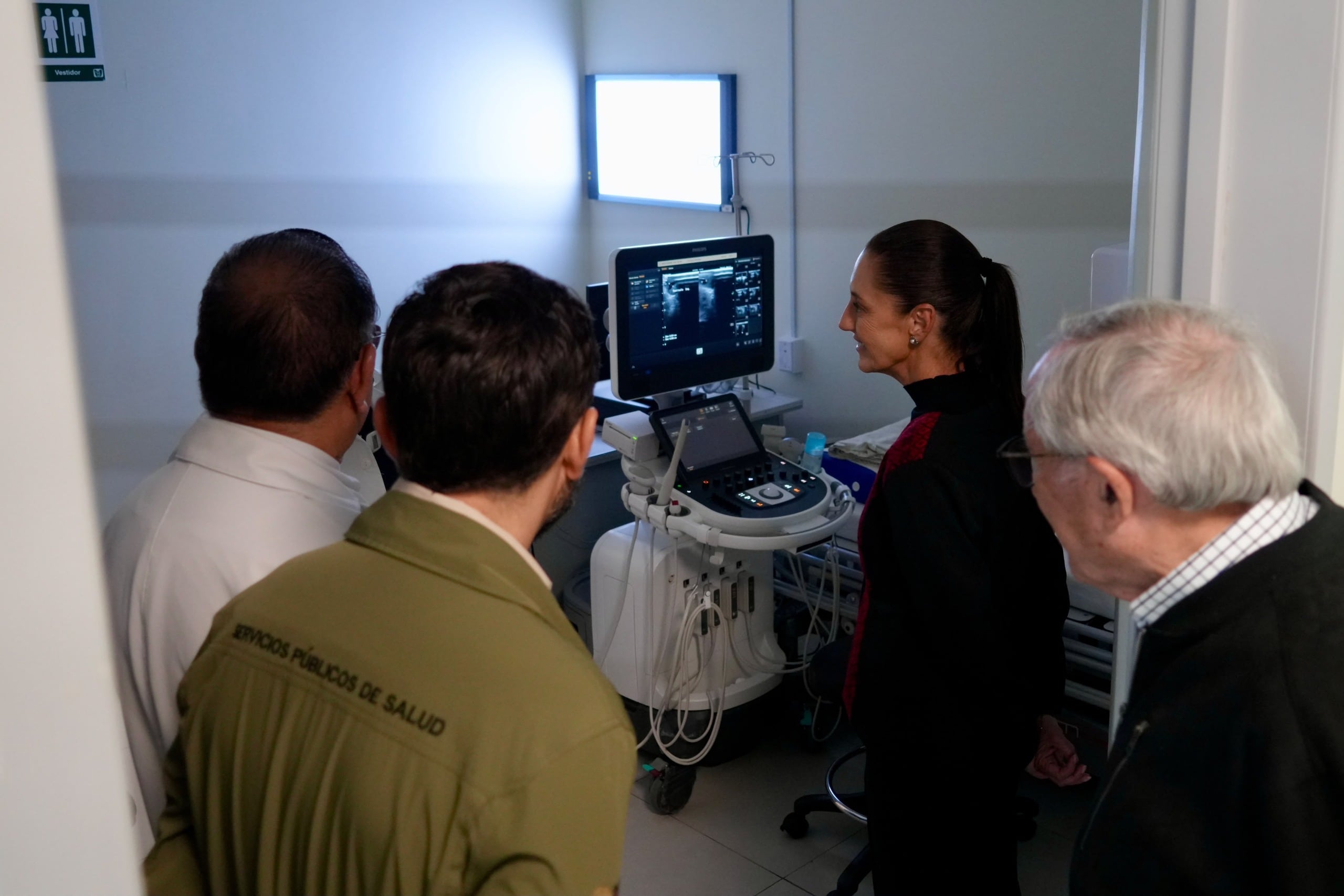 La presidenta Claudia Sheinbaum supervisa los equipos médicos de una clínica del IMSS-Bienestar durante su gira de trabajo por el estado de Hidalgo. (Gobierno de México)