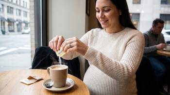Los dietistas coinciden: este es el edulcorante más saludable y natural para el café