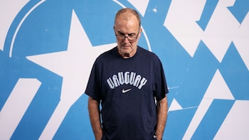 “¿Y si le ponemos ánimo, Marcelo?”: los gestos de Bielsa en la sesión de fotos de Uruguay para el Mundial que causaron furor