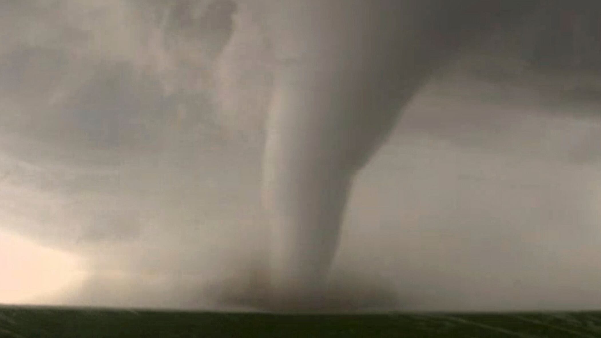 Nueve tornados confirmados devastaron el norte de Texas durante el fin de semana. (KWTV-KOTV vía AP, archivo)
