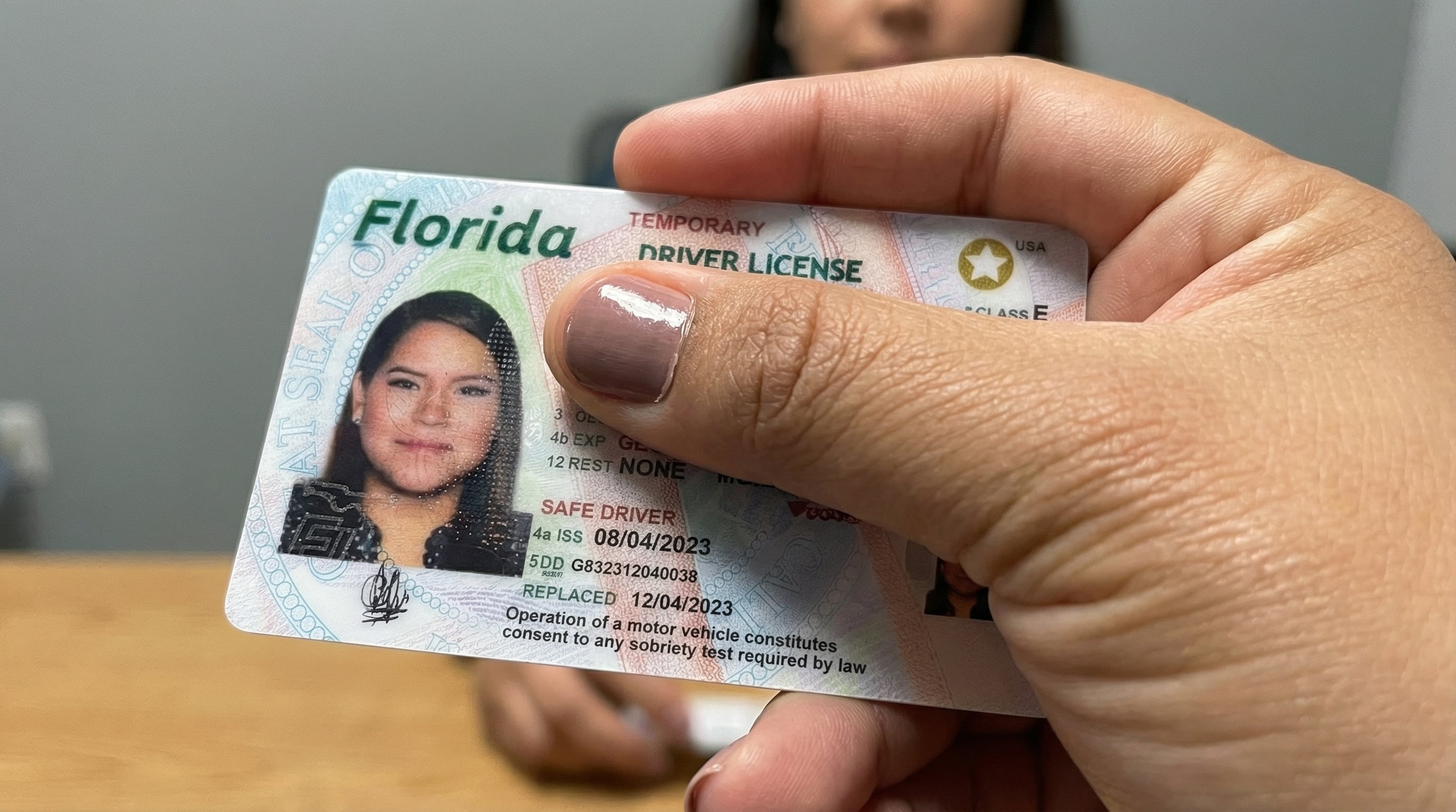 La ley HB 991 obliga a incluir el estatus migratorio en las licencias de conducir y tarjetas de identificación en Florida desde julio de 2026. (Imagen Ilustrativa Infobae)