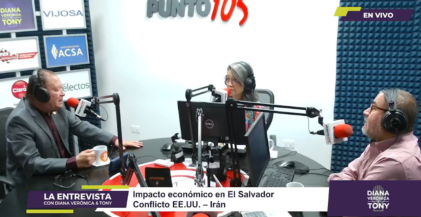 Conductores y entrevistado durante la transmisión en vivo del programa “La Entrevista con Diana Verónica & Tony” , donde se abordó el impacto económico en El Salvador a raíz del conflicto entre Estados Unidos e Irán (Foto cortesía Diana Verónica y Tony).