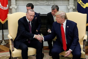 El presidente turco, Recep Tayyip Erdogan, junto al mandatario estadounidense, Donald Trump, en la Casa Blanca el pasado 13 de noviembre (REUTERS/Tom Brenner)