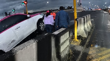 Taxista de CDMX intenta evadir caseta y termina impactado por sistema antievasión en la Peñón-Texcoco