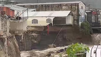 Guatemala cerró el puente de Villa Hermosa por riesgo de colapso tras las lluvias; reportan un nuevo socavamiento en Mixco