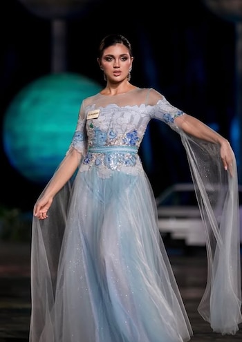 Despliegue de estilo: Adriana Rivas destacó por su pasarela fresca y pulida durante las preliminares del Vietnam Beauty Fashion Fest (Cortesía: Adriana Rivas).