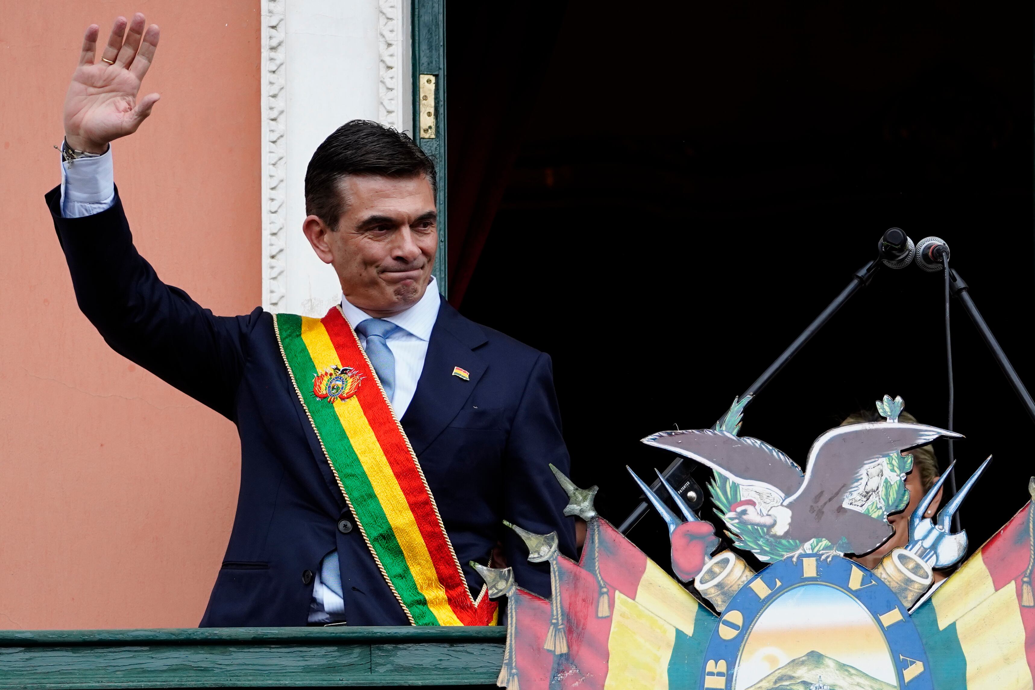 El presidente de Bolivia, Rodrigo Paz, saluda a sus seguidores desde el palacio de gobierno tras su ceremonia de investidura en La Paz (Associated Press/Freddy Barragan)